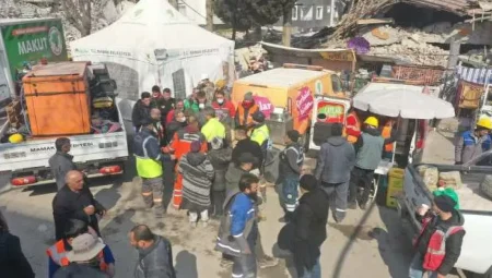 Depremde Hayvanlarda Kurtarılıyor