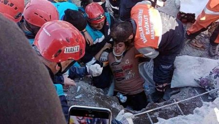 Enkaz altındaki anne ile kızı, papağan sayesinde kurtuldu