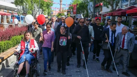 İzmir, Aydın ve Uşak’ta “aile yürüyüşü” düzenlendi