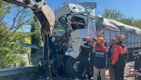 Uşak’ta Zincirleme Trafik Kazası: 1 Yaralı